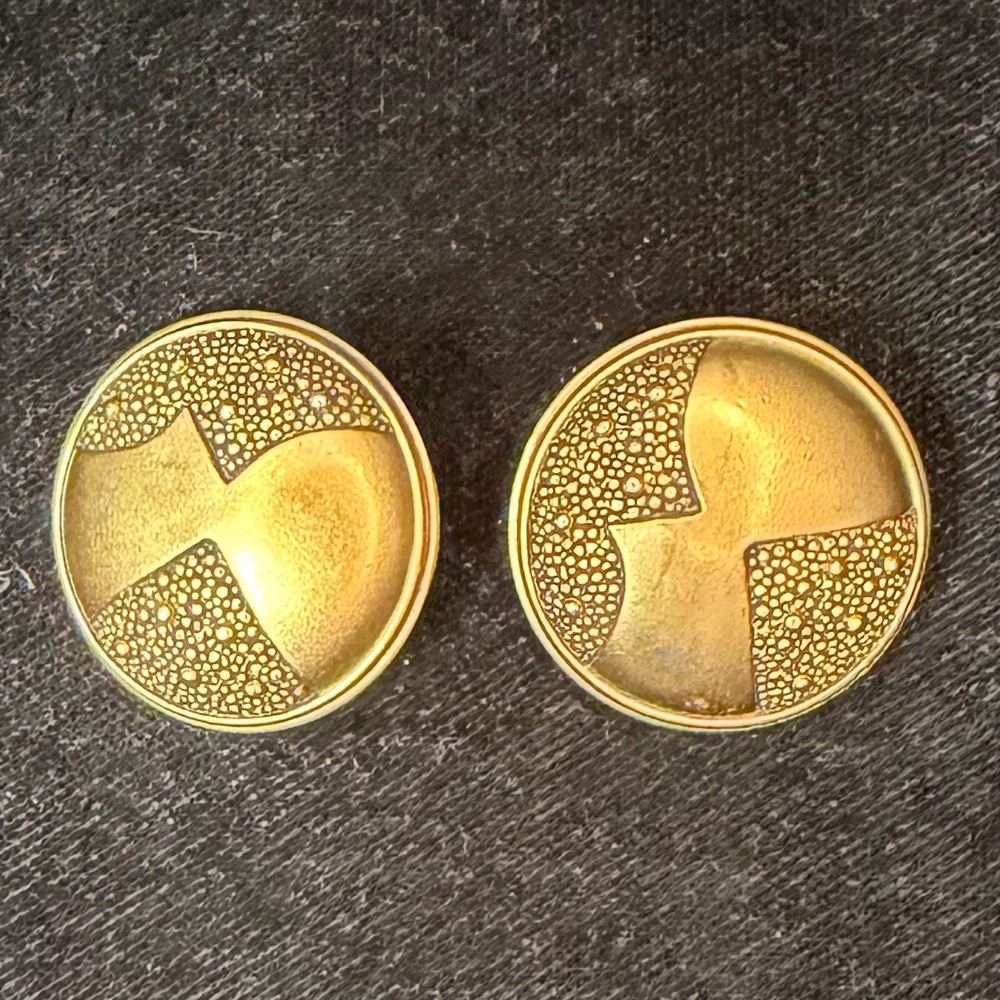 Monet Textured Gold Circular Accessories